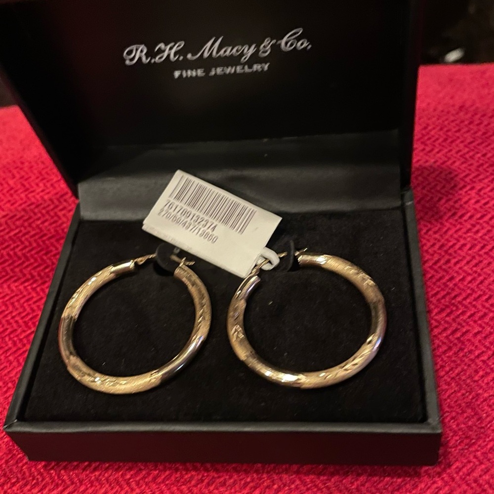 🌟Diamond Cut Hoop Earrings in 10K Yellow Gold🌟